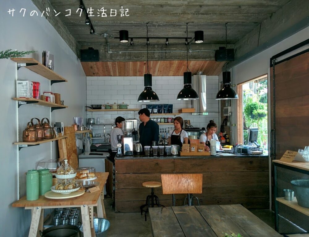 エカマイ駅近くのナチュラルカフェCRAZY ABOUT brew cafe
