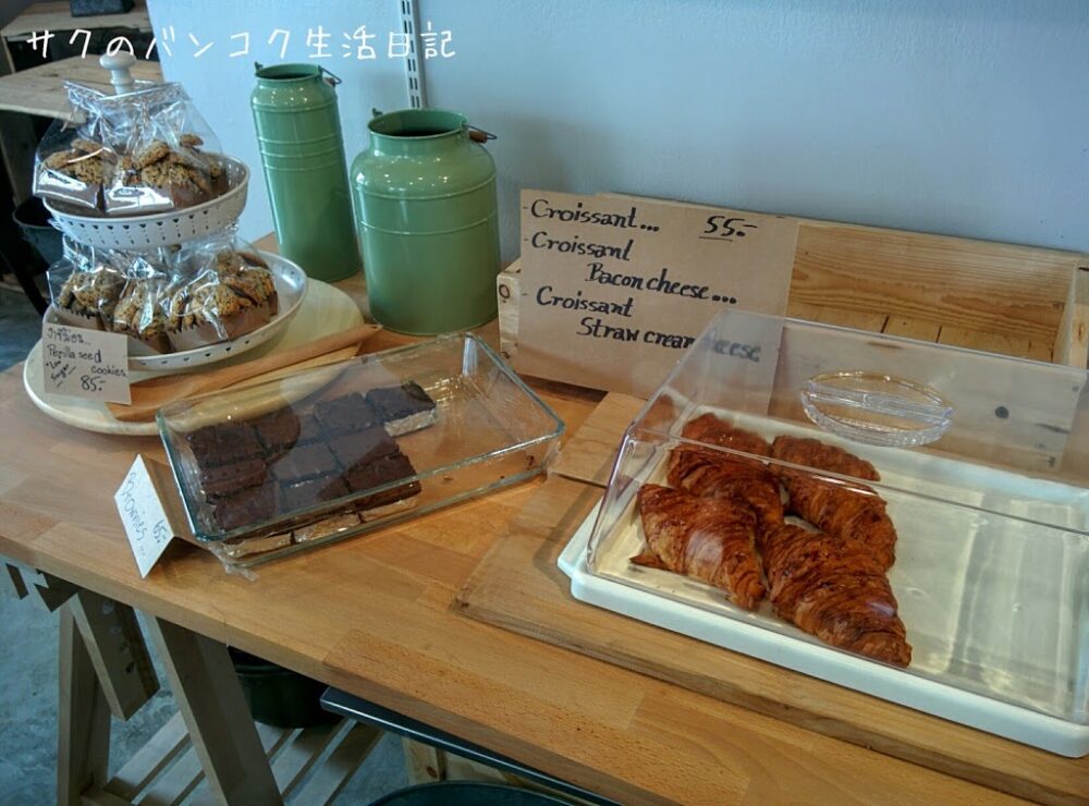 エカマイ駅近くのナチュラルカフェCRAZY ABOUT brew cafe