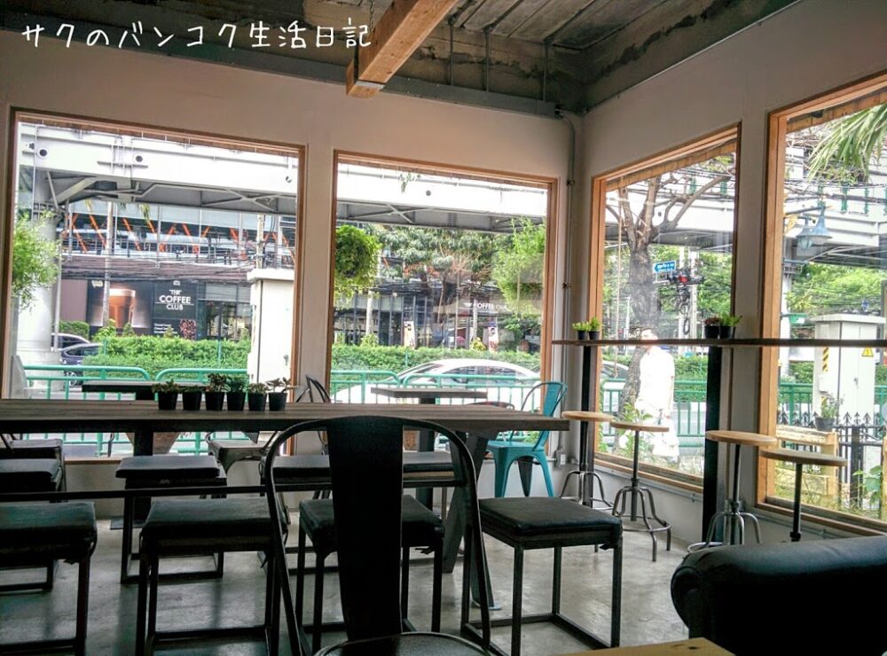 エカマイ駅近くのナチュラルカフェCRAZY ABOUT brew cafe