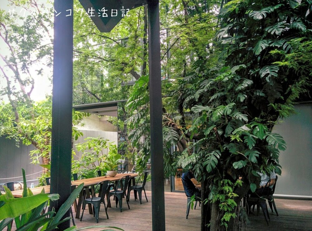 【Library（ライバーリー）】プラカノンの緑いっぱいカフェ