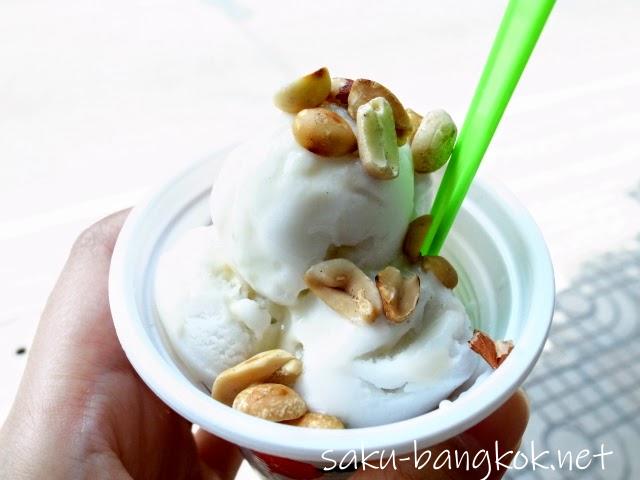 バンコク・アイスクリーム屋台のココナッツアイスクリームが美味しい！バンコク・アイスクリーム屋台のココナッツアイスクリームが美味しい！