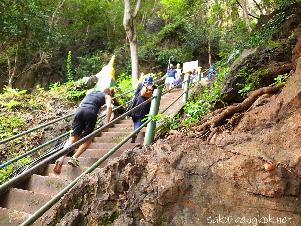 雨のクラビ旅行(5)～1,272段の石段の先にある絶景「タイガー洞窟寺」