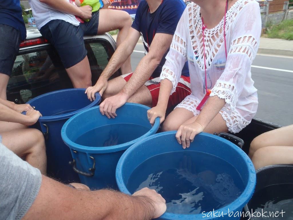 ピックアップトラックに乗ってサムイ島のソンクラーン 水掛け祭り を満喫 サムイ島旅行記17 サクのバンコク生活日記