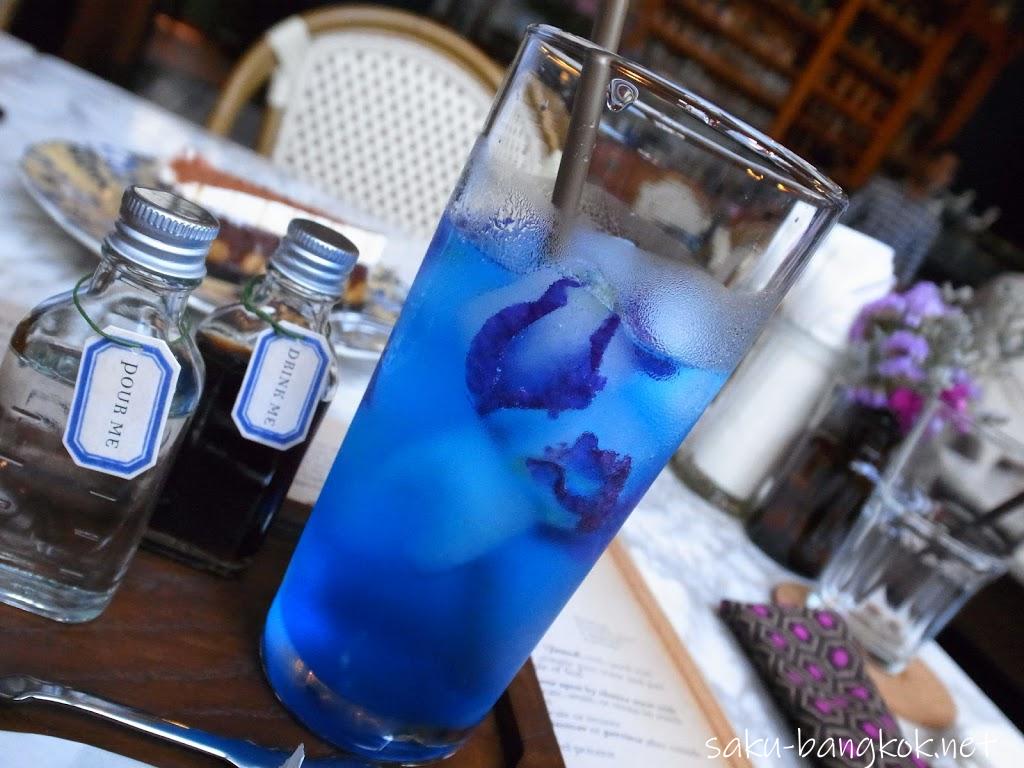 青い花のドリンクがフォトジェニック エカマイの人気カフェ レストラン サクのバンコク生活日記 青い花のドリンクがフォトジェニック エカマイの人気カフェ レストラン サクのバンコク生活日記