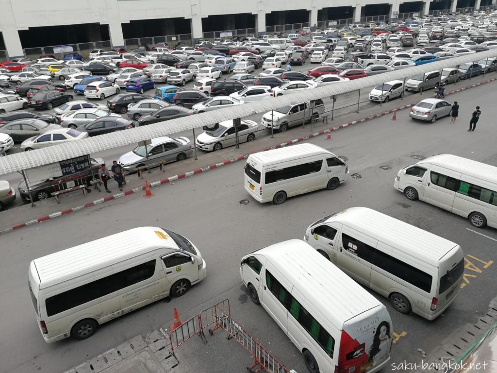 BTSモチット駅から見下ろしたインパクト行きのバン乗り場