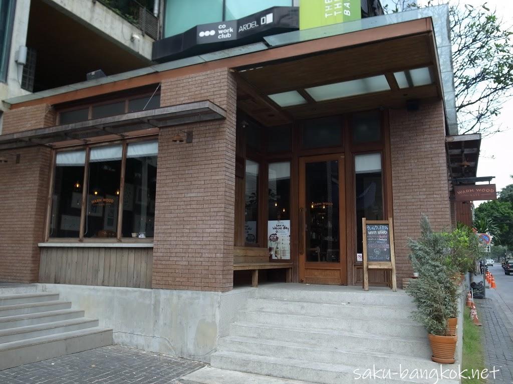 ナチュラルで落ち着くおしゃれカフェ Warm Wood Cafe @トンロー ソイ10
