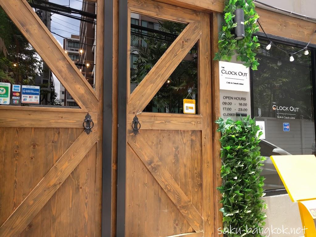 【THE CLOCK OUT(クロックアウト)】BTSウォンウェンヤイ駅近くのおしゃれなカフェ・レストラン