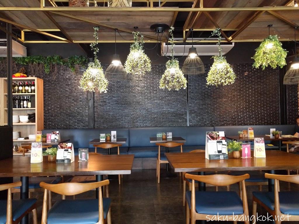 【THE CLOCK OUT（クロックアウト）】BTSウォンウェンヤイ駅近くのおしゃれなカフェ・レストラン