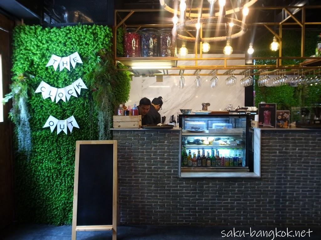 【THE CLOCK OUT（クロックアウト）】BTSウォンウェンヤイ駅近くのおしゃれなカフェ・レストラン