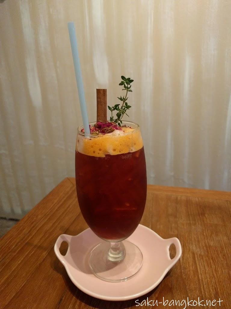 【チュアンピサマイカフェ】アーリーにあるラブリーなお花の水着で大人気のタイブランドのカフェ