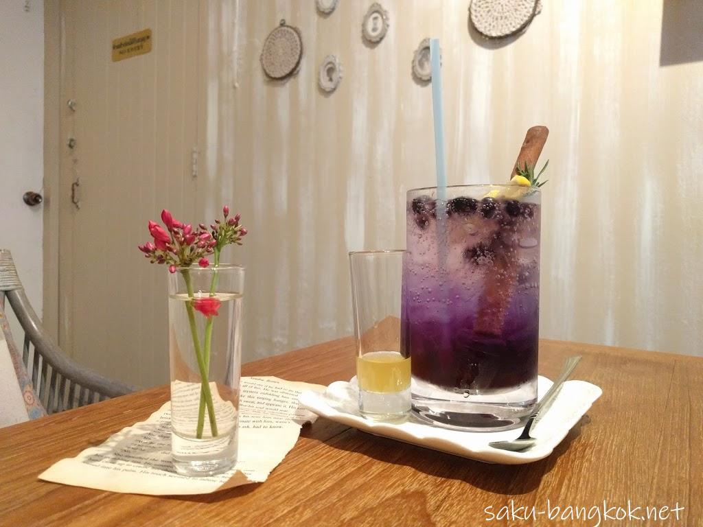 【チュアンピサマイカフェ】アーリーにあるラブリーなお花の水着で大人気のタイブランドのカフェ