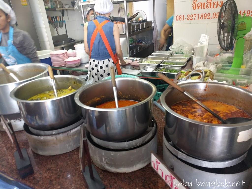 タマサート大学の学食でランチを食べてきた