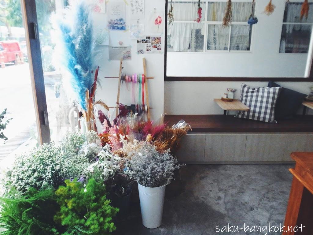 【Flower in Hand By P.】バンコク・アーリーにあるカフェ併設のかわいいお花屋さん