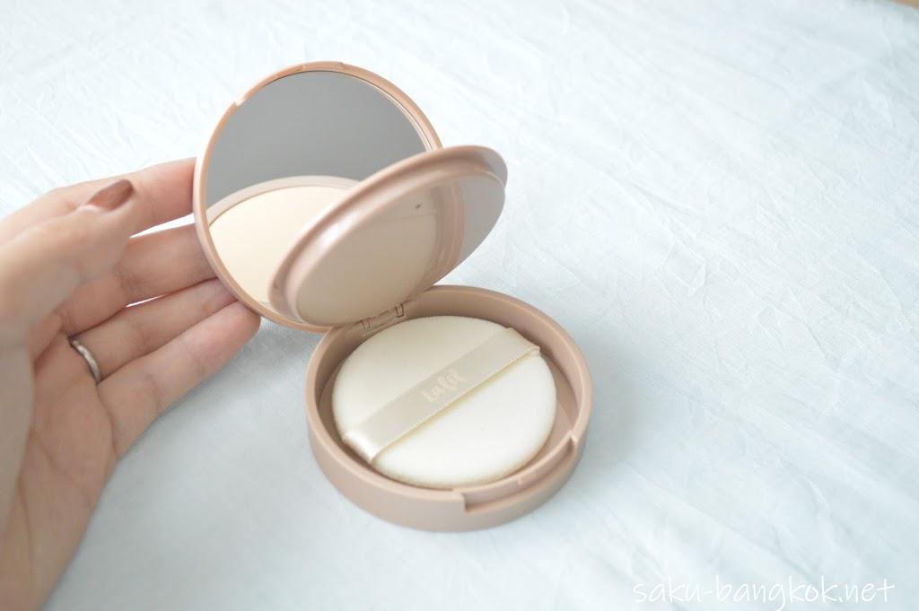 Talc-free Translucent Pressed Powder（定価500B：約1,720円）