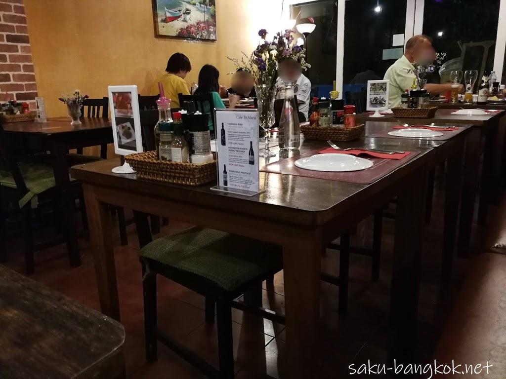 カフェディマリアの店内
