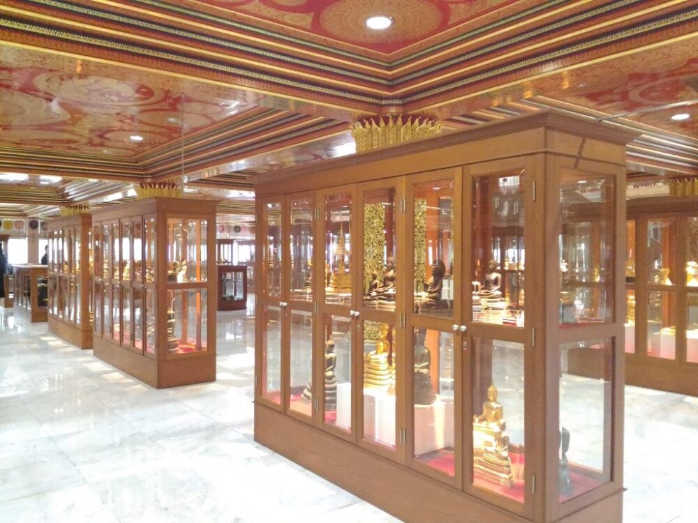 ワットパクナムの美しい天井画のある仏塔
