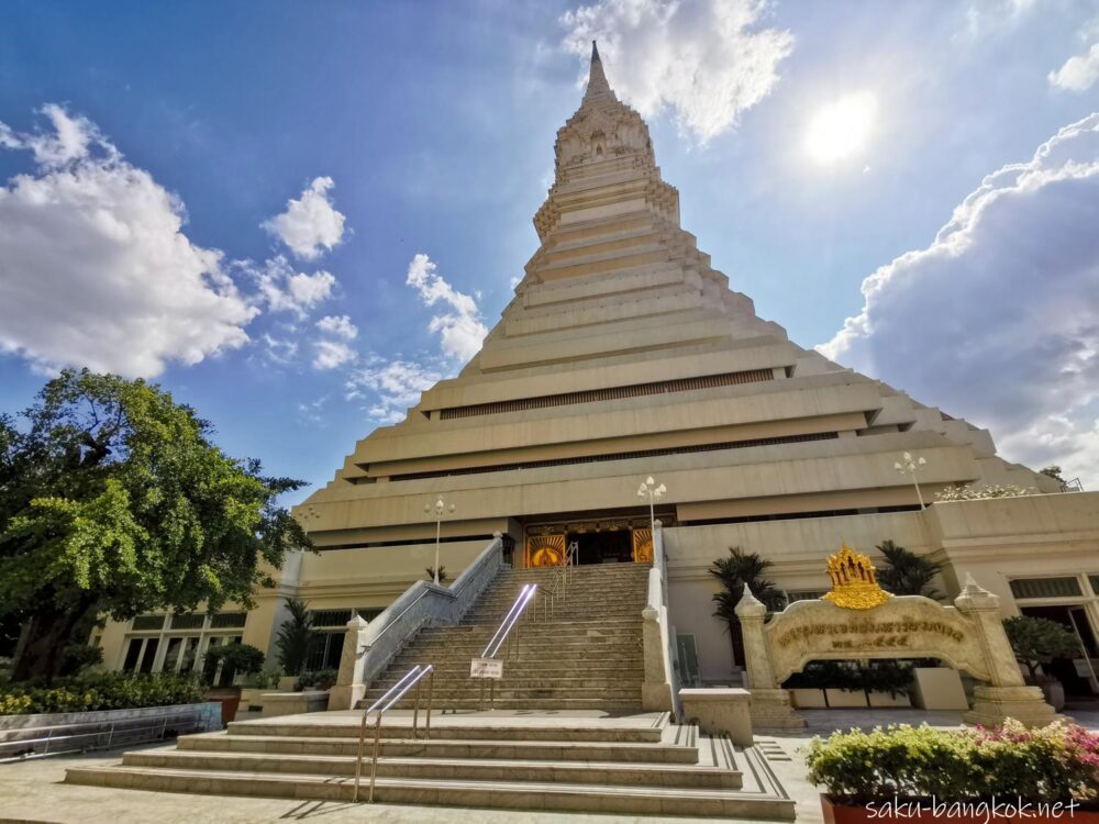 ワットパクナムの美しい天井画のある仏塔