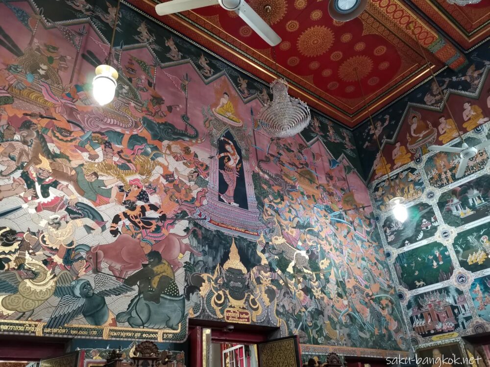 ワットパクナムの美しい壁画のあるお堂