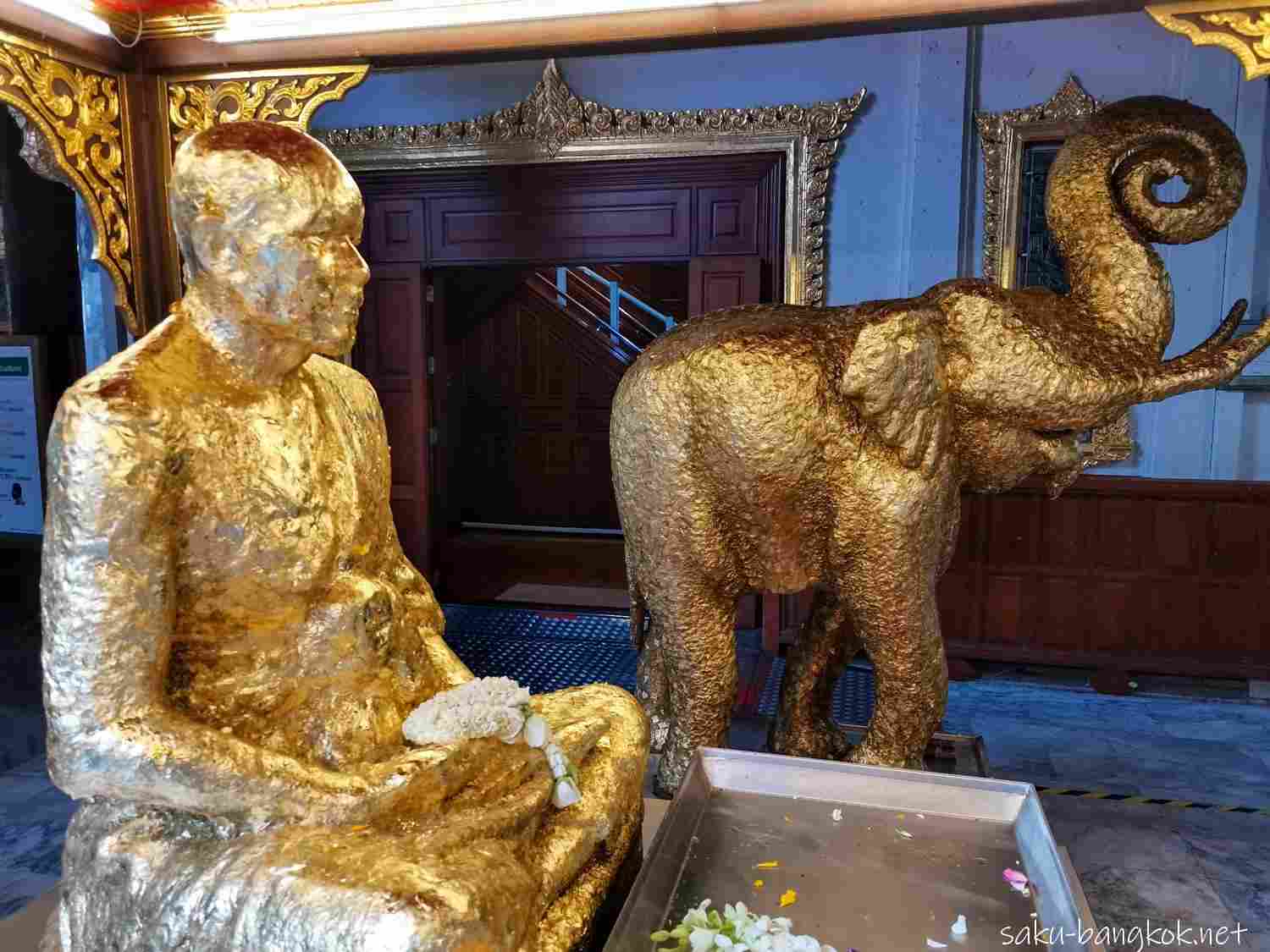 ワットパクナム本堂　金箔を張り付ける仏像と象