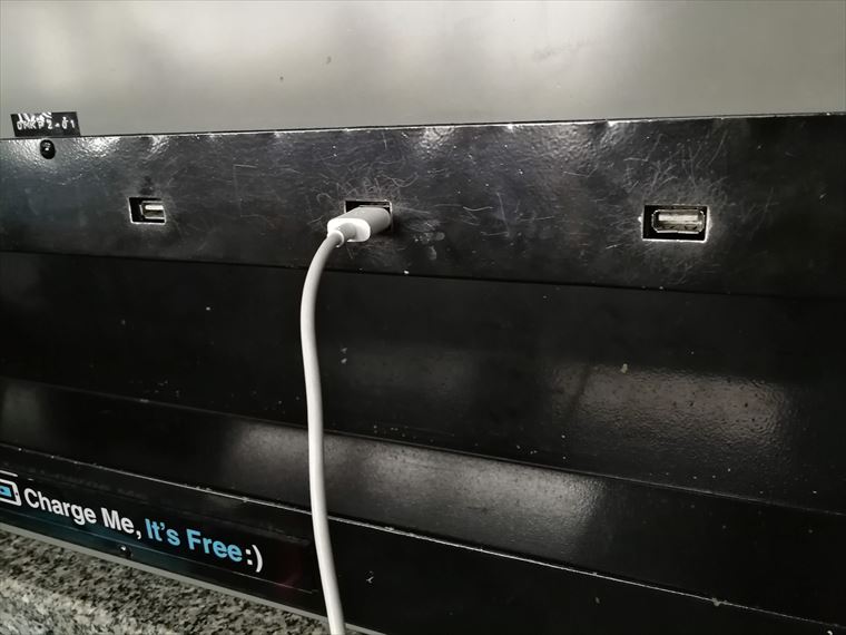 ドンムアン空港の搭乗口付近の無料充電スポット　充電口