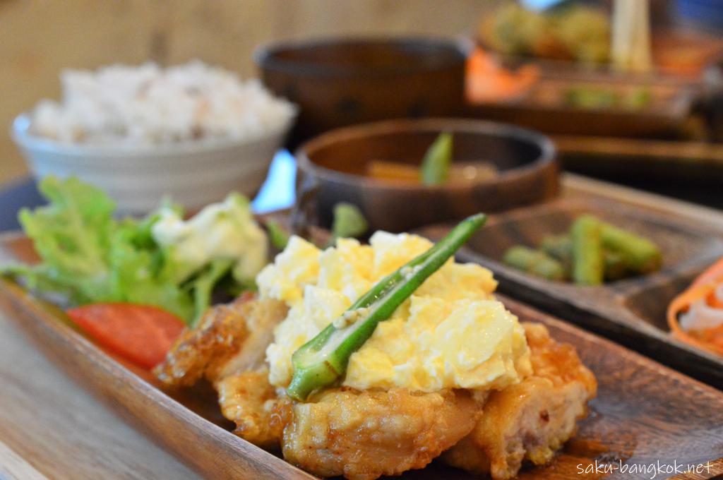 バンコクのCafeルピナスのチキン南蛮定食