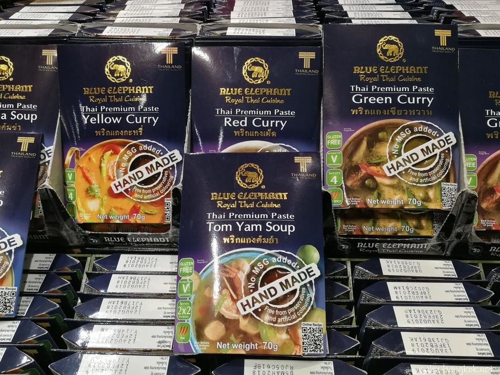 スワンナプーム国際空港で売っているブルーエレファントのタイ料理の素 60バーツ(約200円)など