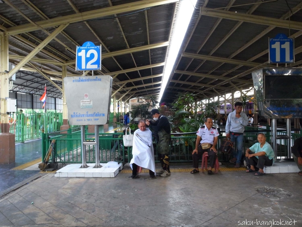 フアランポーン駅の無料散髪スペース