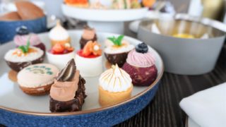 ウォルドーフアストリアバンコク「ピーコックアリ-」のアフタヌーンティー