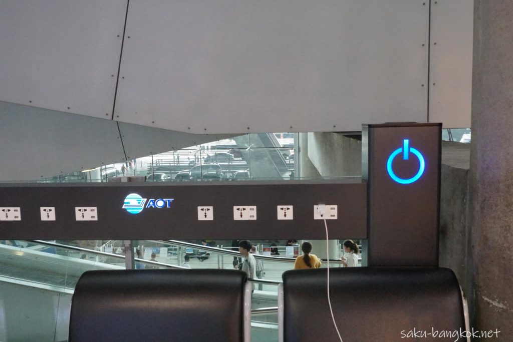 スワンナプーム国際空港 電源スタンド