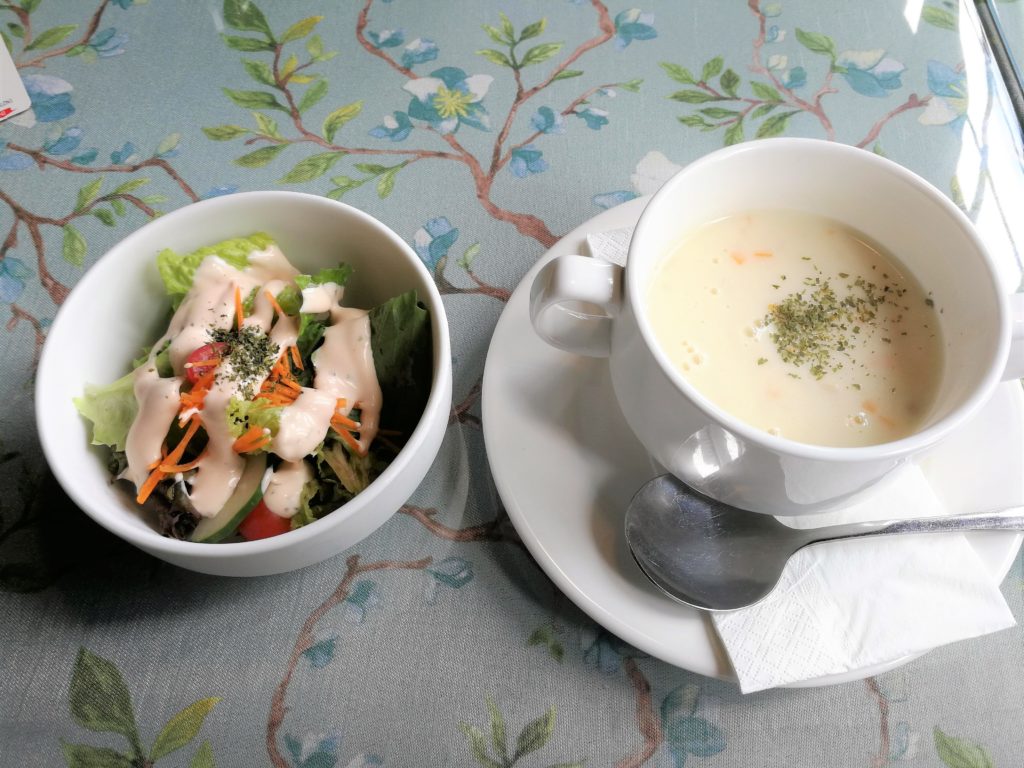バンコクの洋食店　マ・メゾン（MA MAISON）のランチセットのサラダとスープ