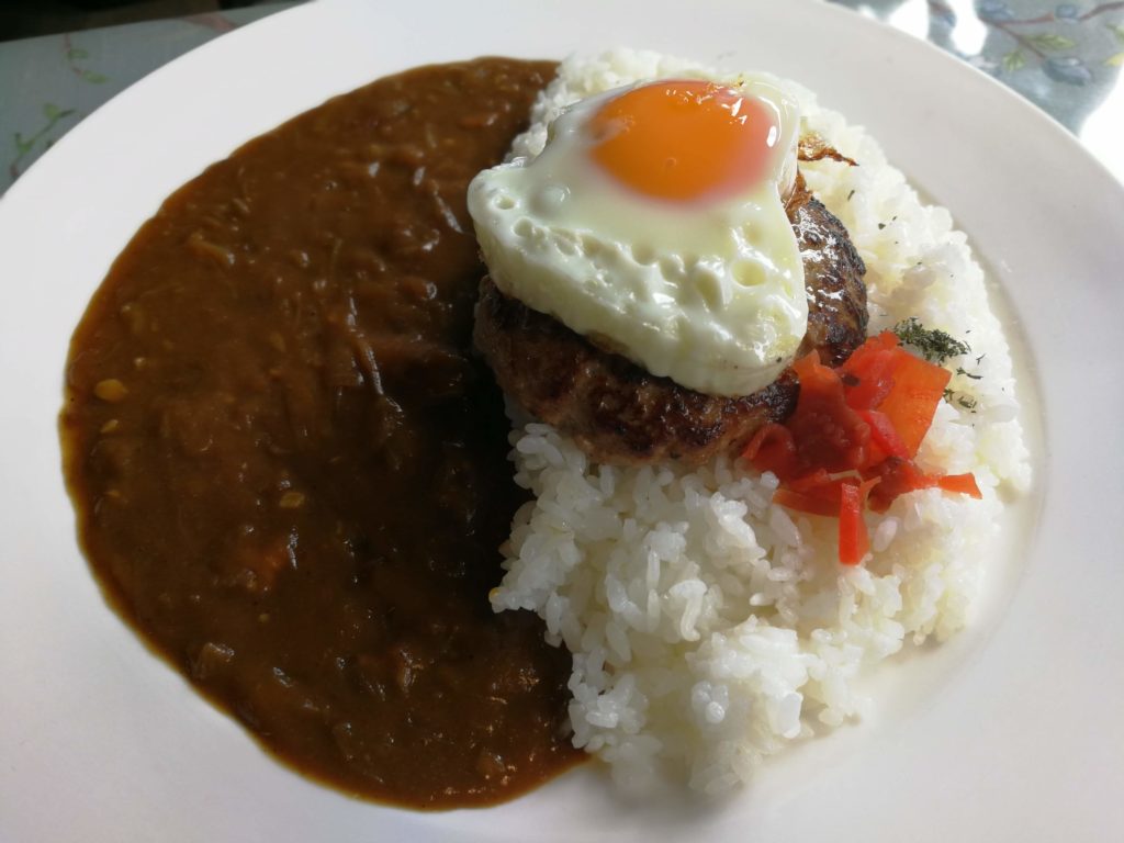 バンコクの洋食店　マ・メゾン（MA MAISON）のランチセットのハンバーグカレー