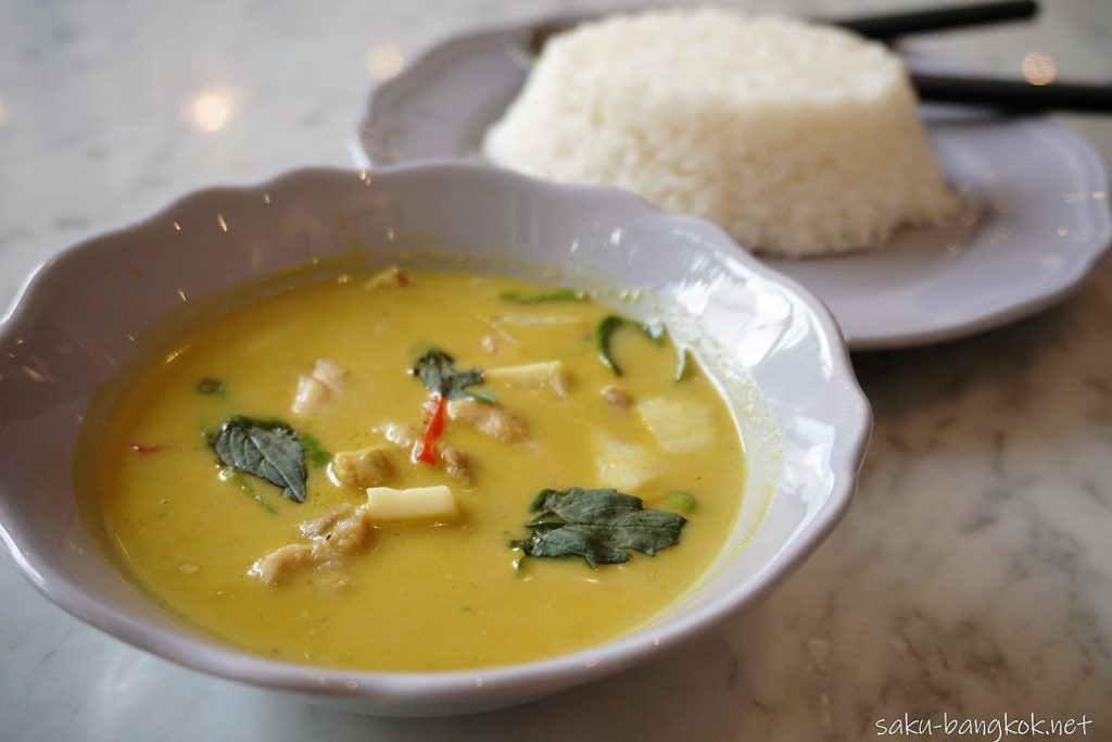 バンコク・トンブリー地区のカフェVacation のチキングリーンカレー