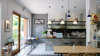 バンコク・トンブリー地区のカフェVacation の店内