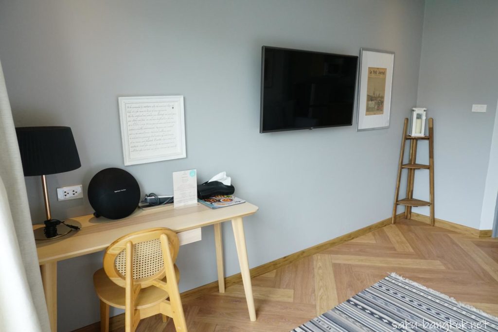 Vacation Bangkok The Artistic Home Deluxe Suiteの作業デスク