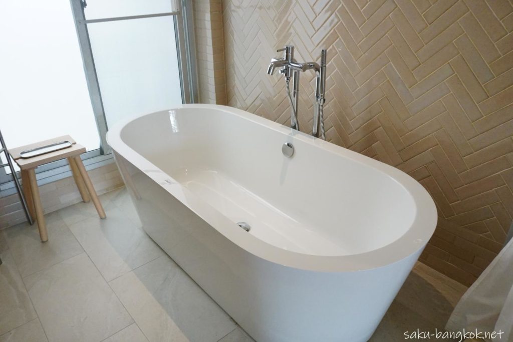 Vacation Bangkok The Artistic Home Deluxe Suiteのバスタブ