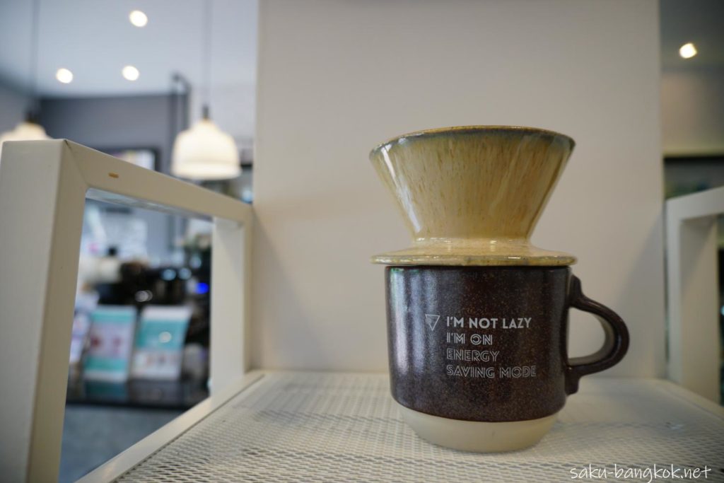 バンコク・トンブリー地区のカフェVacation のカップとドリッパーのセット