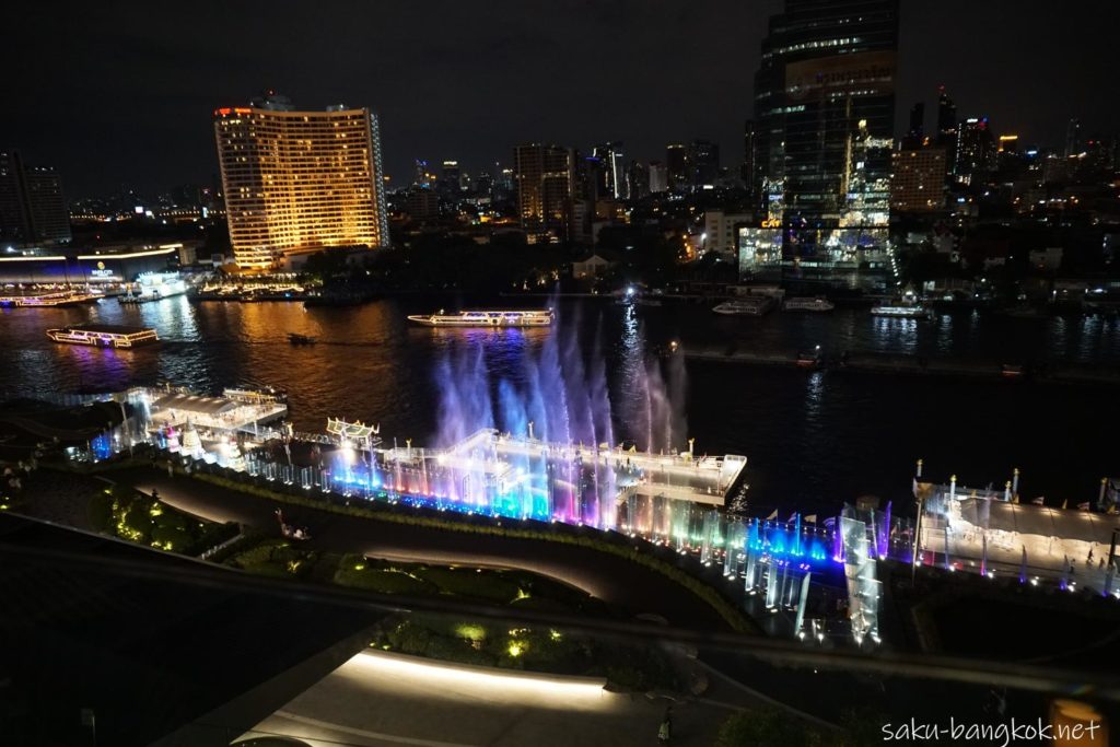 アイコンサイアム（ICONSIAM）の噴水ショーを６階テラスから見る