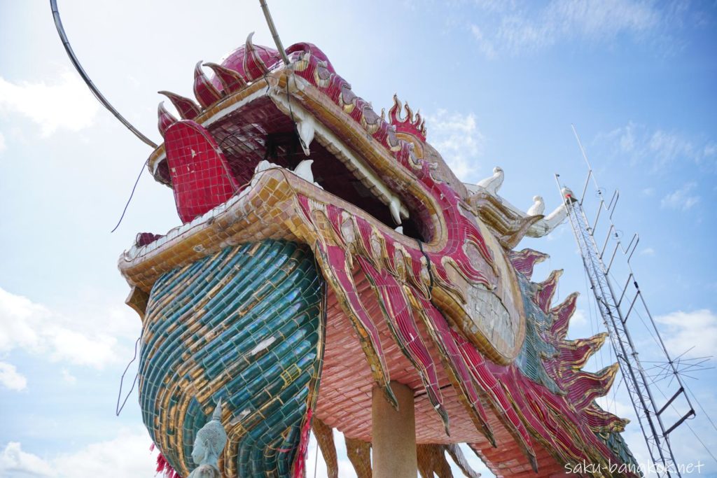 ナコンパトムの龍の寺「ワットサンプラン」頂上のドラゴン