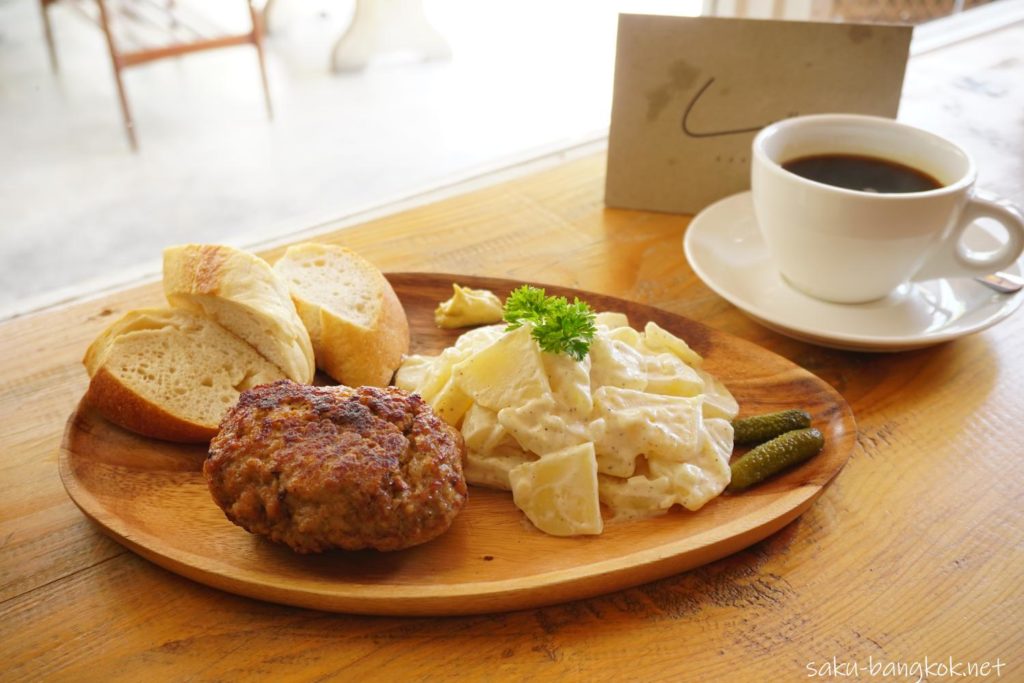 バンコク・アーリーのベーカリーカフェLandhaus Bakeryのハンバーグ