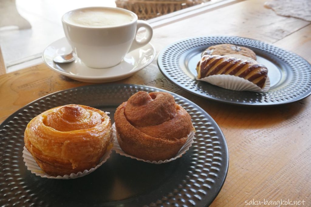 バンコク・アーリーのベーカリーカフェLandhaus Bakeryのシナモンロールなど