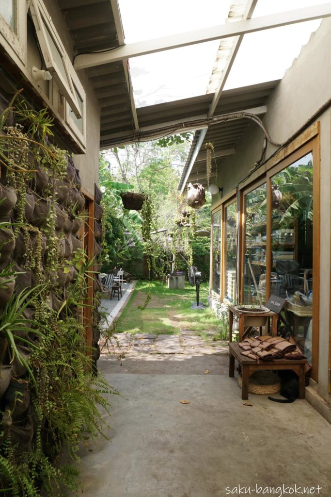 バンコク・アーリーのベーカリーカフェLandhaus Bakeryの生ハムなど