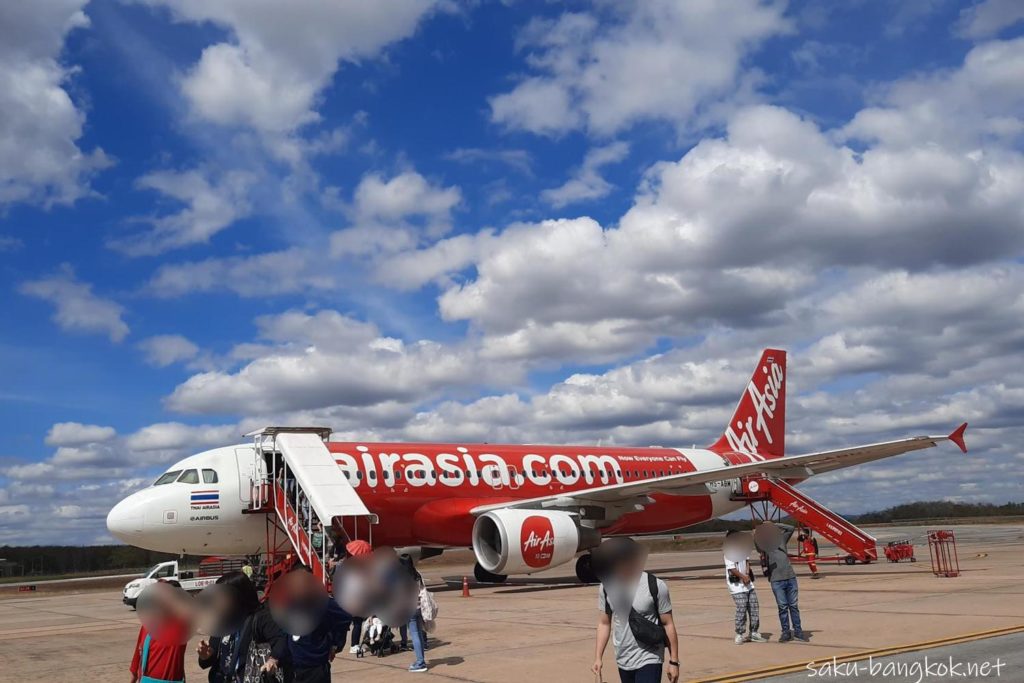 バンコク・ドンムアン空港発ルーイ空港行きのエアアジアの飛行機