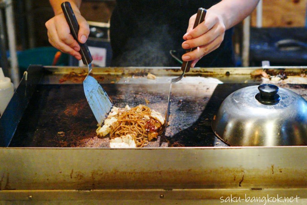 バンコク・オンヌット駅近にある本格お好み焼きの店【Grill&Bar earth】