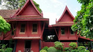 【ジムトンプソンの家】緑あふれるタイ伝統家屋でタイのシルク王が収集した古美術を鑑賞