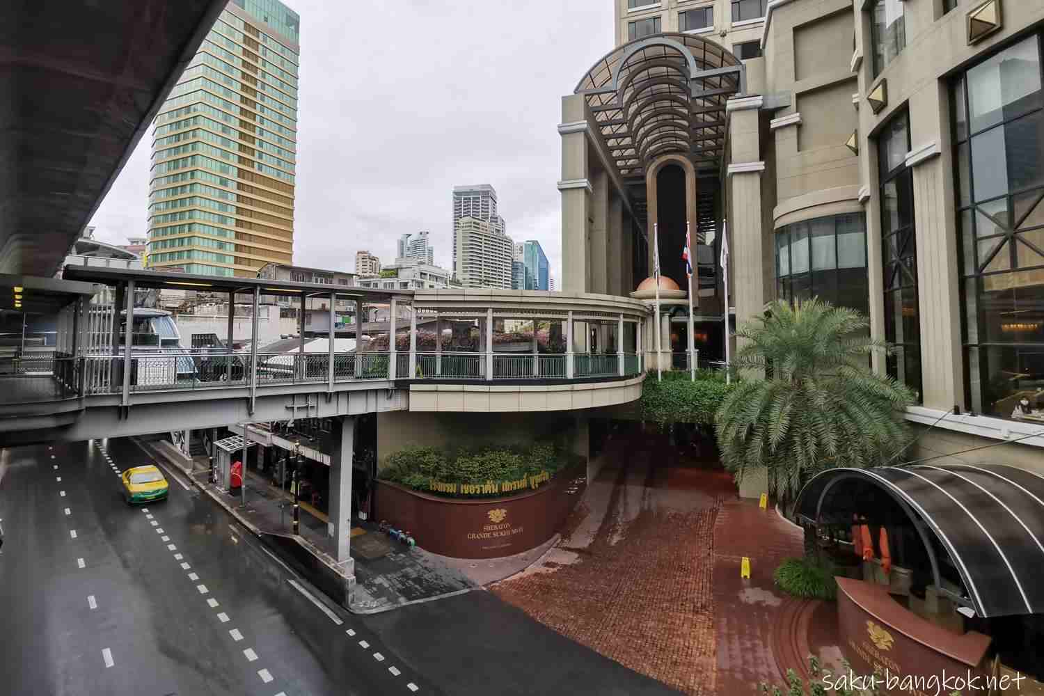 アソーク駅とホテルをつなぐスカイウォーク（写真左奥がアソーク駅）