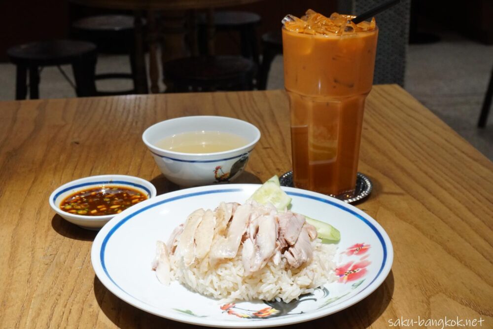 ピンクのカオマンガイの新店舗！エアコンのきいた店内で美味しいカオマンガイを