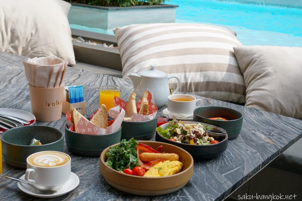 プールサイドで朝食を。バンコク・アーリーのCraftsmanホテル内「Baby Bar」