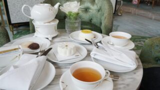 マンダリンオリエンタルバンコクのロビーラウンジでお茶とケーキを